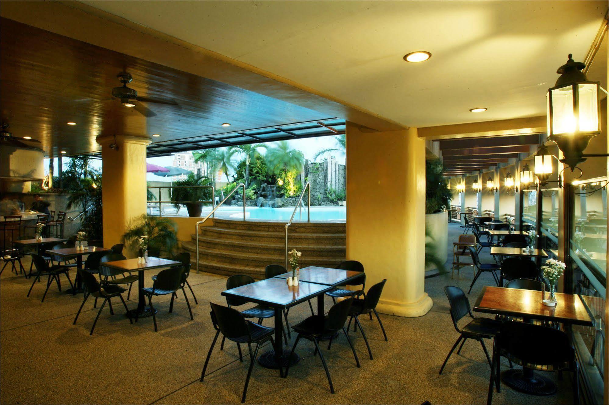 Imperial Palace Suites Quezon City Eksteriør billede