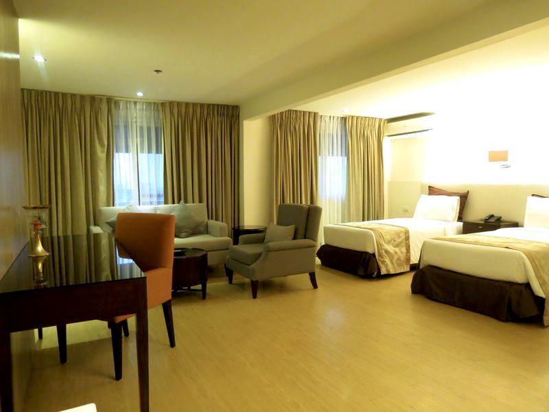 Imperial Palace Suites Quezon City Eksteriør billede
